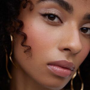 Wonderblush Corail Le Fard Blush is a bright peachy colored powder blush with a velvety smooth texture.