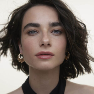 Wonderblush Corail Le Fard Blush lights up your natural glow all day long.