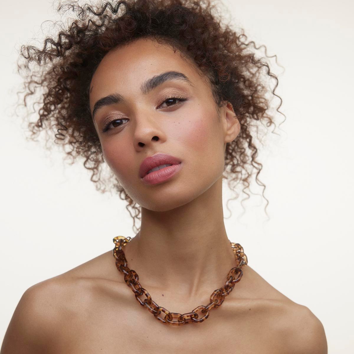 Wonderblush Le Fard Blush Framboise is a super soft powder blush crafted to work with your skin.