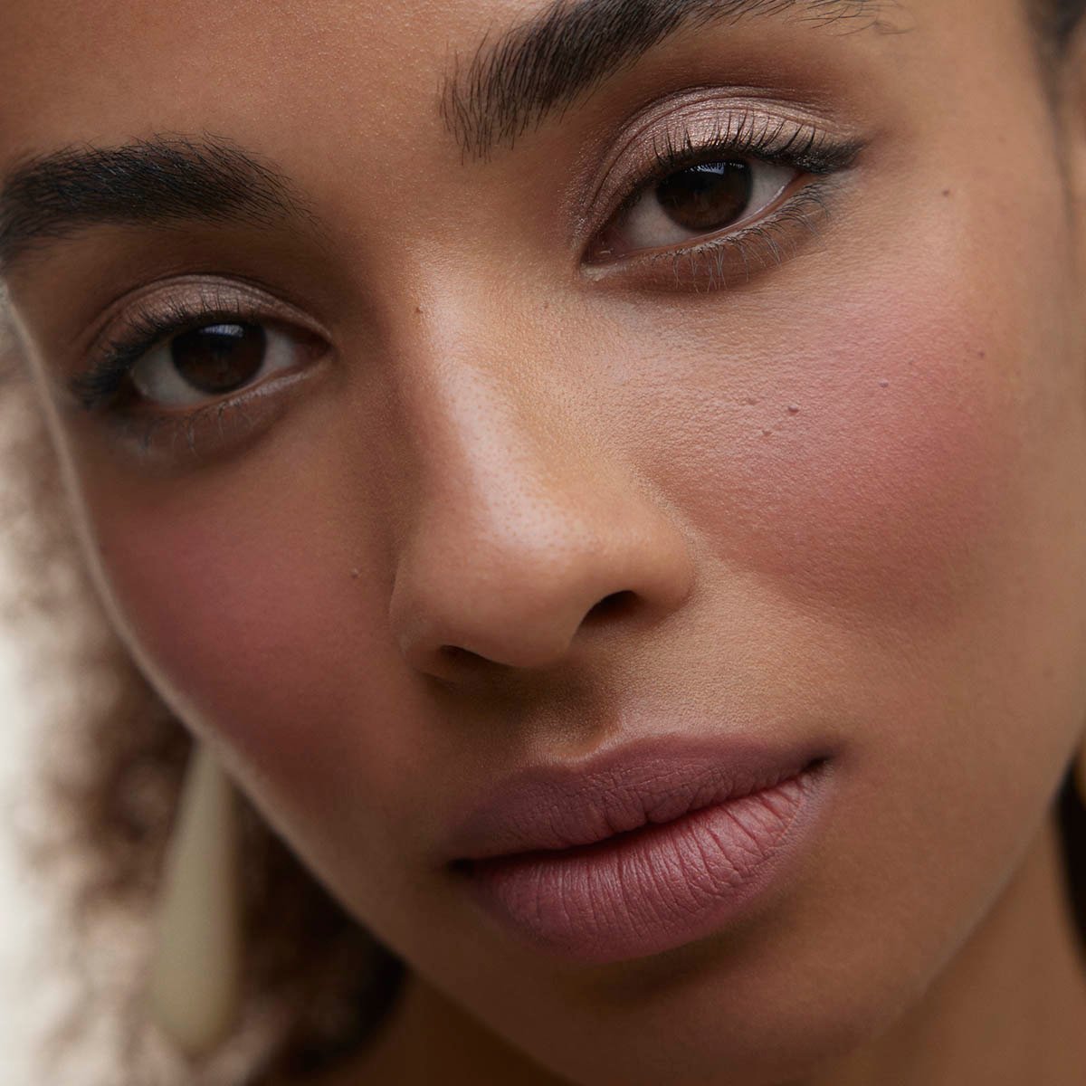 Wonderblush Nu Le Fard Blush lights up your natural glow all day long.