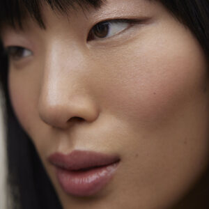 Wonderblush Le Fard Blush Nu creates a rosy healthy glow that follows you wherever you go.