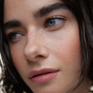 Wonderblush Le Fard Blush Pivoine creates a rosy healthy glow that follows you wherever you go.