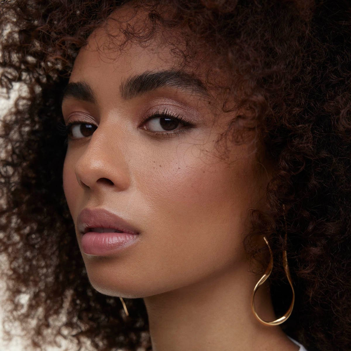 Wonderblush Le Fard Blush Pivoine adds a beautiful rosy pop of color to face and cheeks.