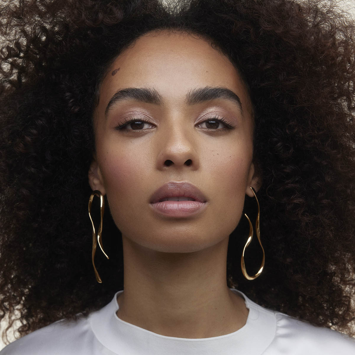 Wonderblush Bronzing Powder Sable is a velvety powder bronzer that breathes life into your skin for a luminous lasting glow.