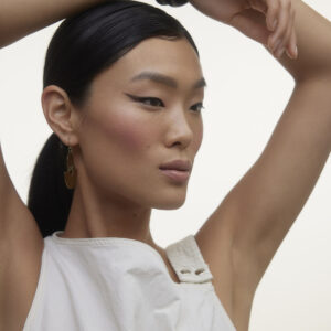 Wonderblush Soleil Le Hale Bronzing Powder adds warmth and depth to the skin.