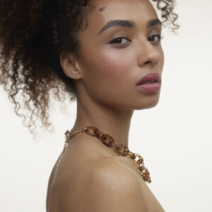 Wonderblush Bronzing Powder Soleil is a buildable matte bronzer that smoothly blends, sculpts and livens up your complexion for an authentic bronzed look.