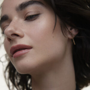 Wonderblush Soleil Bronzing Powder gives skin a sun-kissed glow.