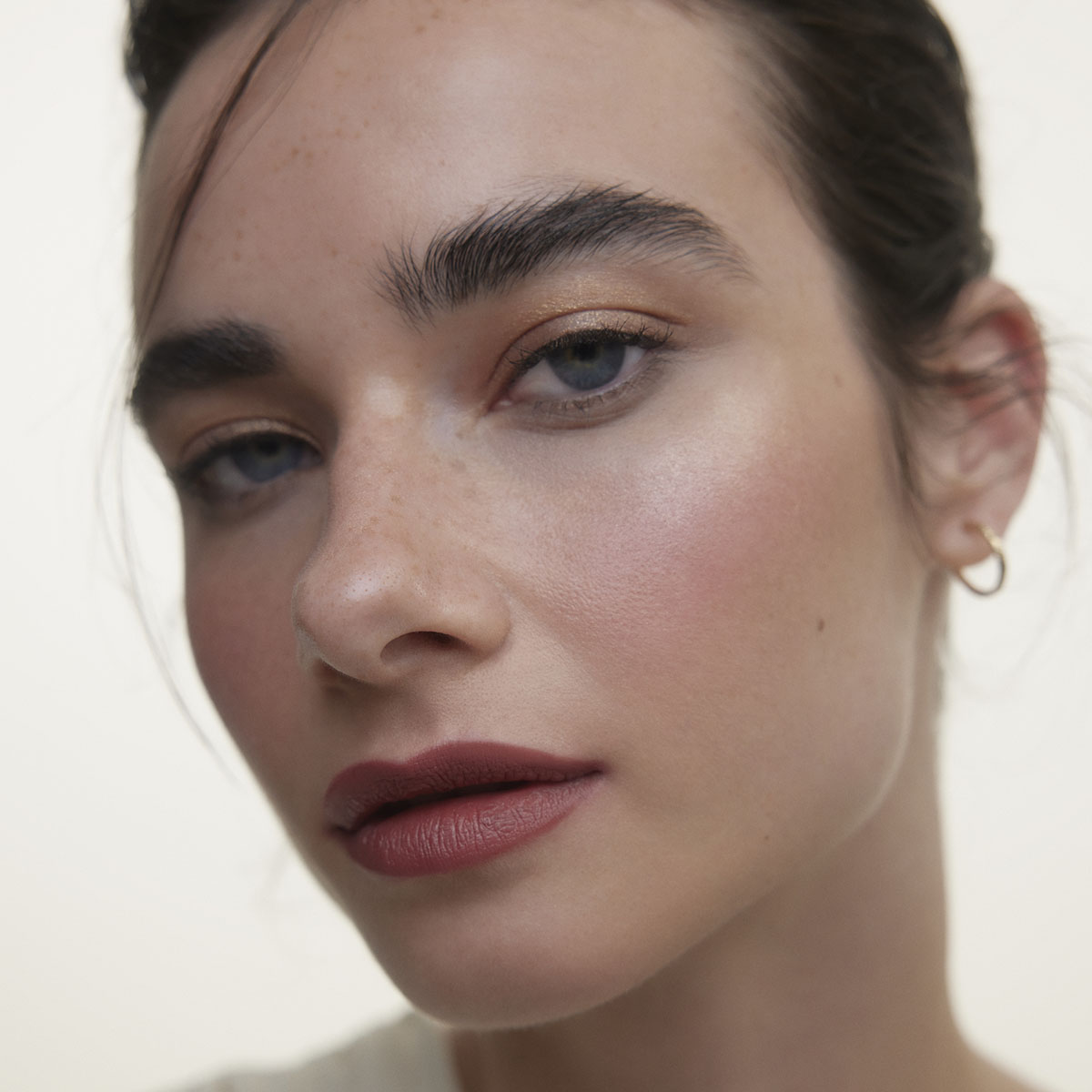 Wonderblush Le Rouge Lipstick Cassis is a buildable lipstick that offers full hydration and full coverage.