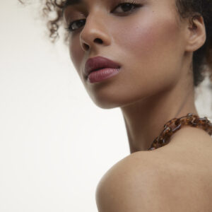 Wonderblush Le Rouge Lipstick Grenadine is a buildable lipstick that offers full hydration and full coverage.