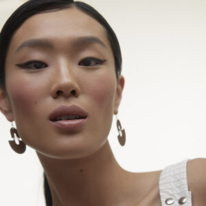 Wonderblush Le Rouge Lipstick Praline is a buildable lipstick that offers full hydration and full coverage.