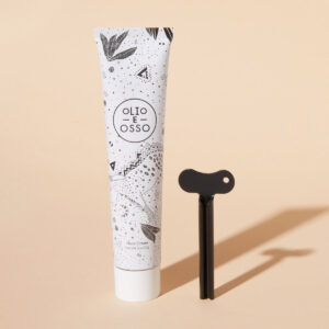 Olio E Osso Hand Cream is a deeply nourishing hand cream to soften, hydrate and protect dry hands.