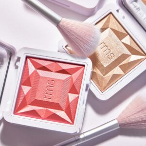 RMS Beauty Classic Fan Brush has feather-light bristles, perfect for applying pressed powder blushe, highlighter or bronzer.