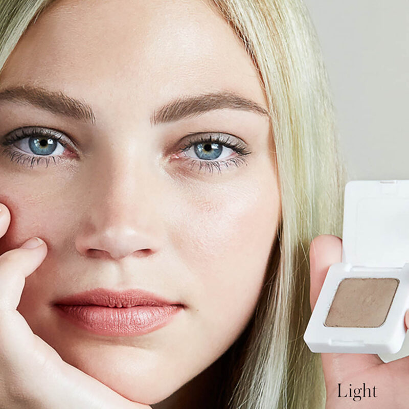 RMS Back2Brow Powder Light enhances and naturally defines eyebrows.