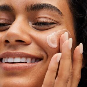 RMS Beauty ReEvolve Radiance Locking Primer is a gel-textured primer that visibly smooths the skin’s appearance, hydrates, and imparts a natural glowing radiance.