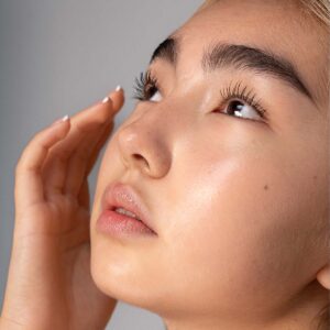 RMS Beauty Straight Up™ Volumizing Peptide Mascara is a clean, smudge-free mascara.