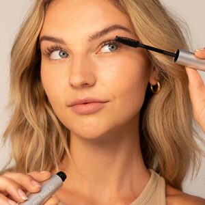 RMS Beauty Straight Up™ Volumizing Peptide Mascara delivers 12 hours of full lift and volume while it nourishes lashes.