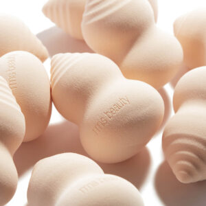 RMS Beauty Sponge is great for applying and blending liquid and cream makeup formulas for flawless, streak-free even coverage.