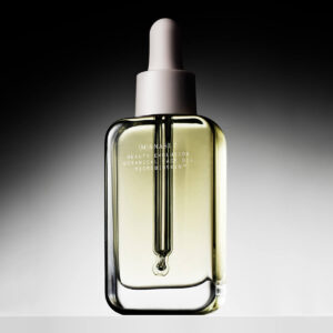 Manasi 7 Botanical Face Oil Armonia is lightweight and nourishing to soften and replenish skin.