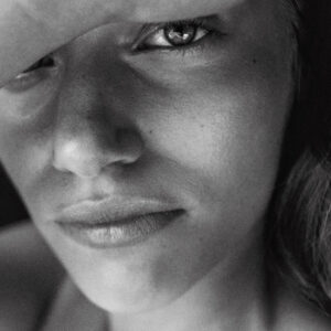 Manasi 7 Botanical Face Oil Armonia is a deeply moisturizing facial oil that leaves skin silky soft and smooth.