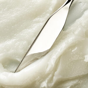 Manasi 7 Botanical Multi Balm Kaede is a nourishing, multi-tasking balm that heals and strengthens the skin barrier to maintain optimal skin health.