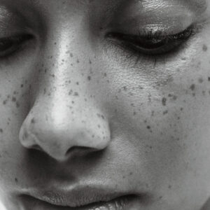 Use Manasi 7 Botanical Multi Balm Kaede as a moisturizer and nighttime treatment for dry skin.