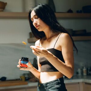 Activist Raw Mānuka Honey 850+MGO can be used as a superfood sweetener, dietary and nutritional supplement or topically as a cleanser or mask.