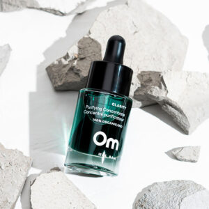 Om Organics Clarity Purifying Concentrate is a clarifying concentrate to reduce breakouts, fade redness and balance the skin.