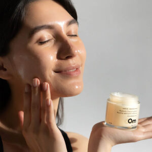 Om Organics Kaolin + Coconut Milk Radiant Cleansing Balm is a deeply nourishing cleansing balm to remove makeup and impurities.