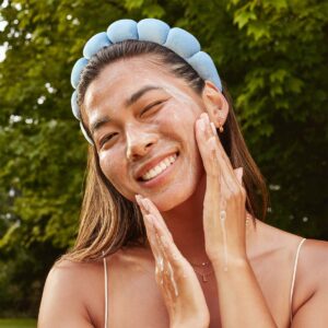 Three Ships Purify Aloe + Amino Acid Gel Cleanser gently washes away any build-up while natural Amino Acids replenish your natural moisture barrier so it stays soft, supple and intact.