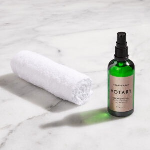 Loved by beauty editors the world over and recommended for all skin types. VOTARY Rose Geranium And Apricot Cleansing Oil cleanses your skin beautifully and thoroughly without it feeling dry and tight.