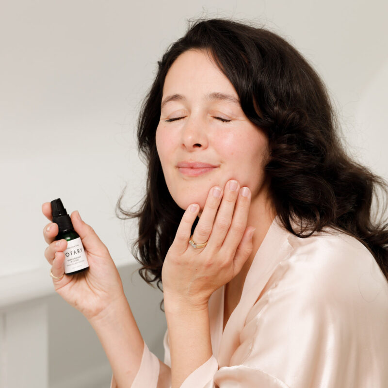 VOTARY Super Bright Eye Gel refreshes and revives tired eyes, targeting fine lines, dark circles, and loss of elasticity.