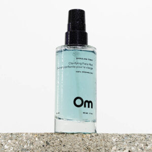 Om Organics Spirulina Tonic Clarifying Face Mist is formulated with purifying helichrysum and vitamin-rich spirulina to deliver soothing relief and a clean canvas.