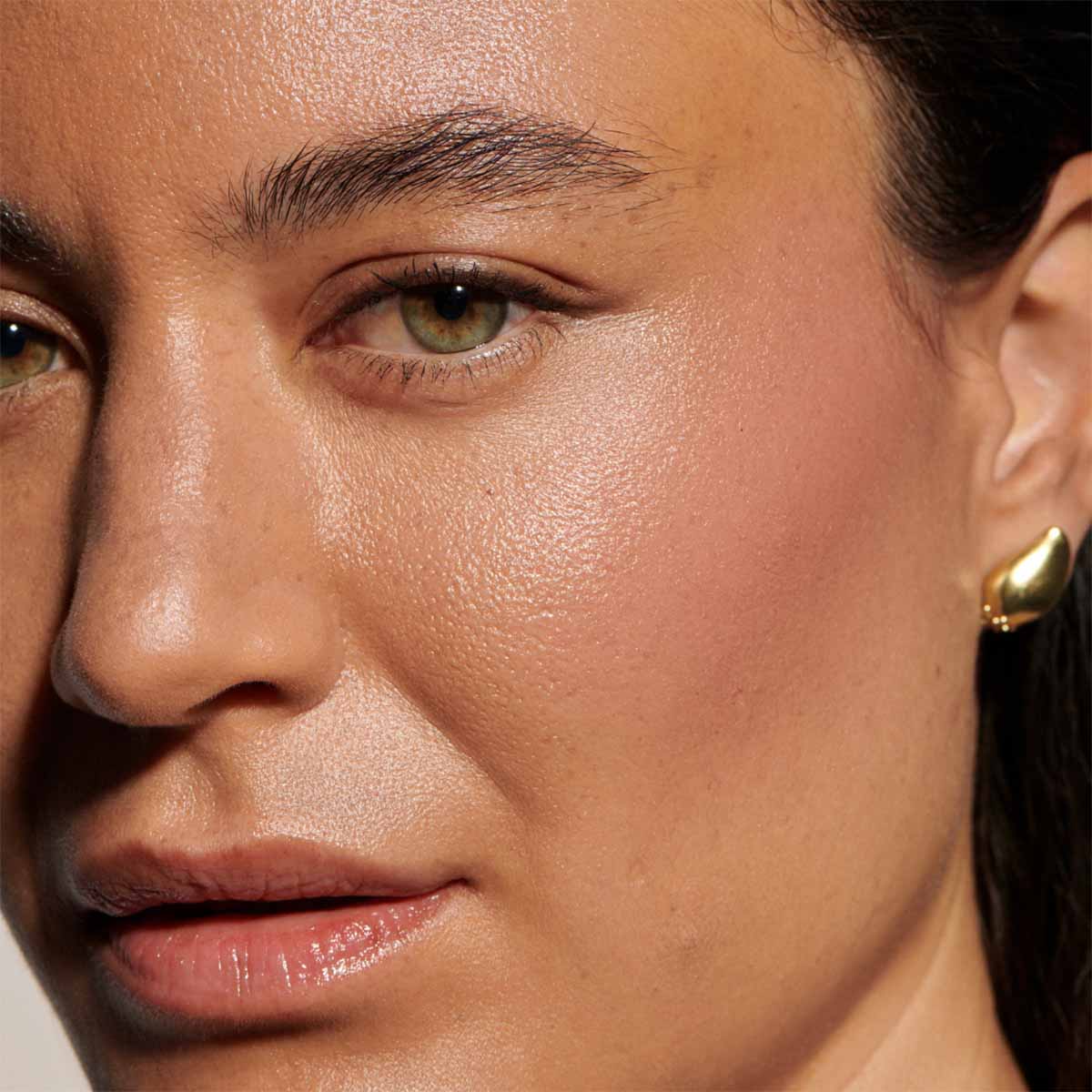 Minori Sweet Pea Cream Blush is a cool tone pink that adds a youthful, kissed by the wind flush of color.