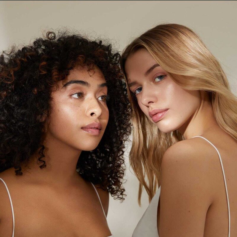 Minori Cream Highlighter in shade Champagne is a universally flattering and natural-looking highlighter that gives a lit-from-within look.