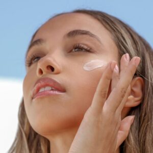 Ava Isa Sun-è-Serum Drops SPF 35 Sunscreen is a luminous, demi-matte mineral sunscreen for the face.