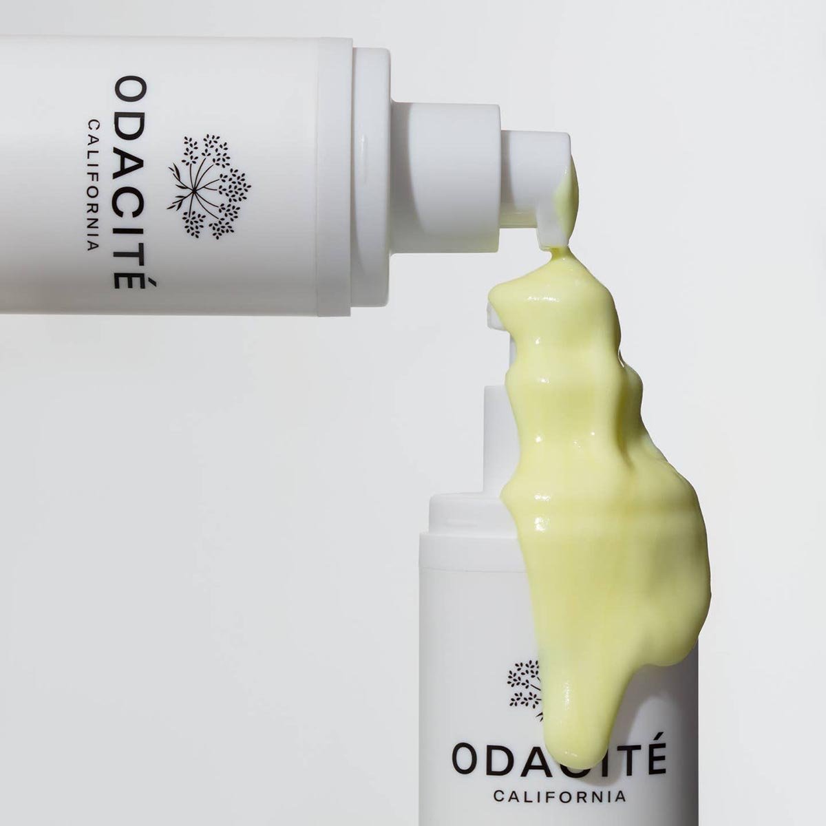 Odacité Edelweiss Extrême Hydra Calm Cream Cleanser is a creamy, non-foaming cleanser that glides effortlessly over the skin to thoroughly remove all traces of makeup, sunscreen and pollutants.