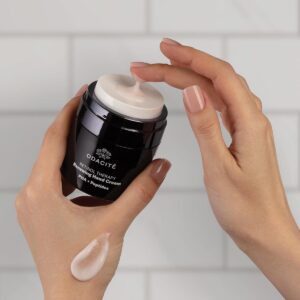Odacité Retinol Therapy Renewing Hand Cream, a nourishing and luxurious hand cream to hydrate and dimish the signs of aging.