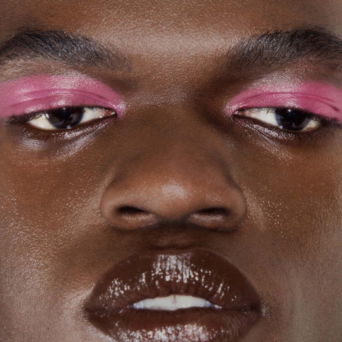 19/99 Beauty Graphite Brow Pencil is a smudge-proof eyebrow pencil to line and define brows.