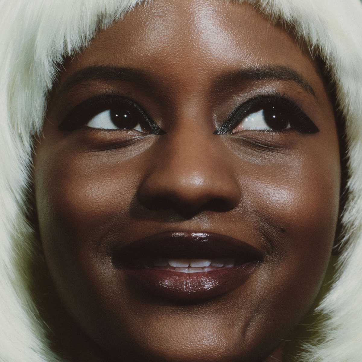 19/99 Beauty Liquid Pen Eyeliner delivers intense color payoff and all-day wear.