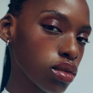 Manasi 7 Tinted Beauty Potion Acanthe is a mauve brown with cool undertones that enhances lips, cheeks and eyes with a soft, balanced flush.