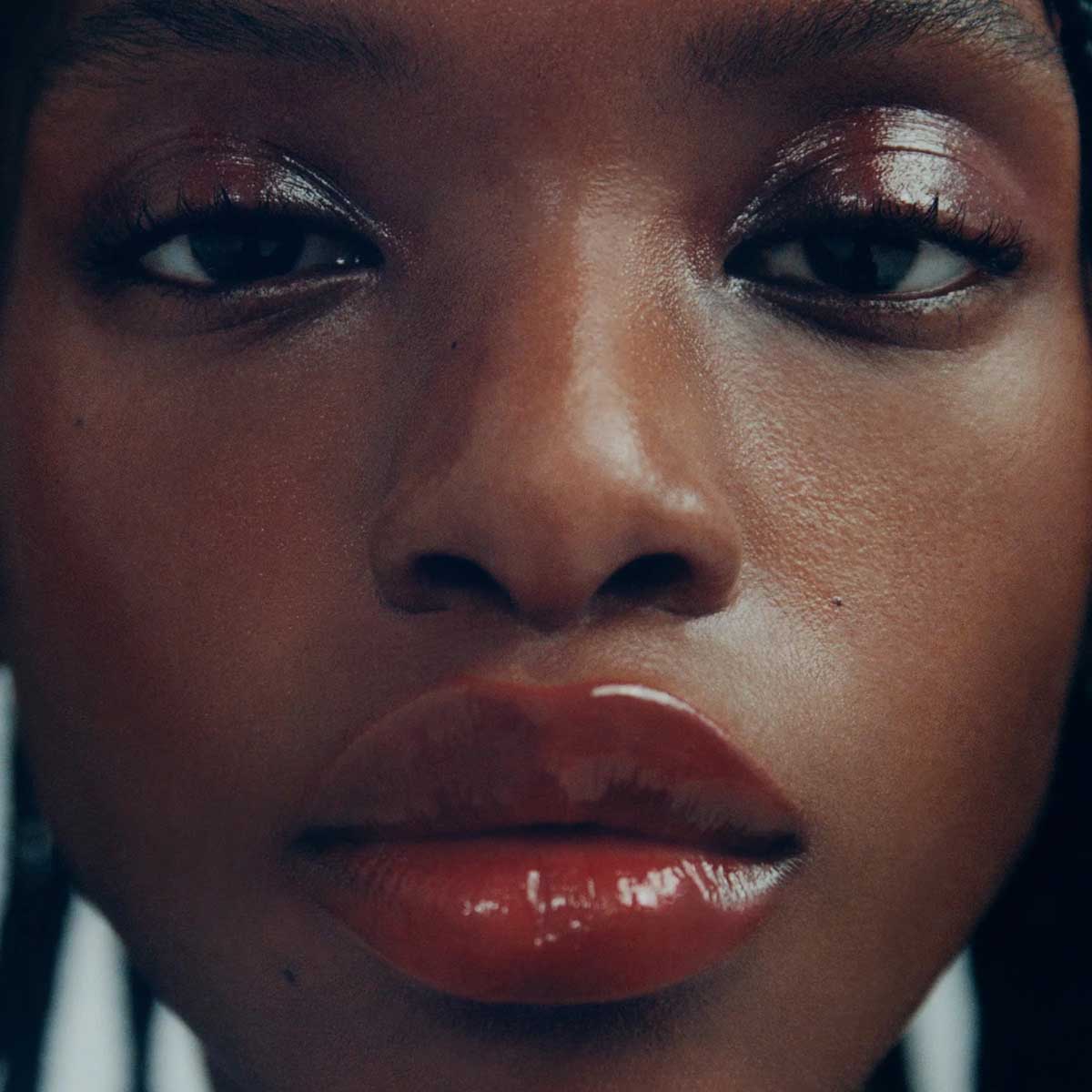 Manasi 7 Tinted Beauty Potion Kagero provides a soft brown warmth with a subtle touch of red, ideal for enhancing your natural complexion with a hint of vibrancy.