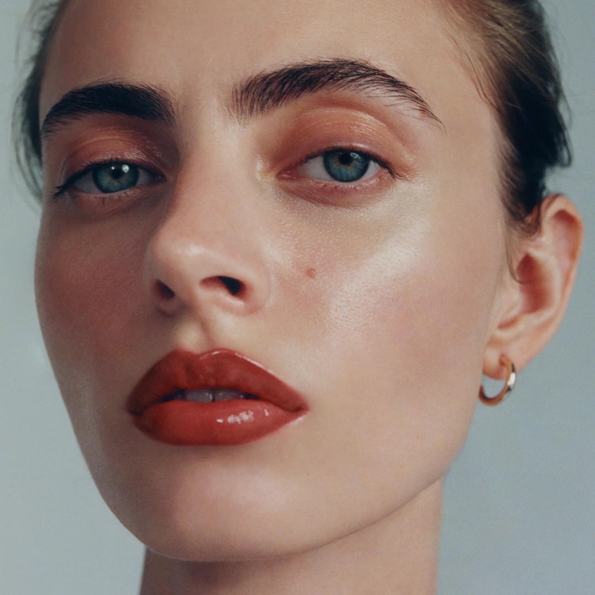 Manasi 7 Tinted Beauty Potion Kagero is a warm brown shade with hints of red that creates a beautifully rich flush of colour.