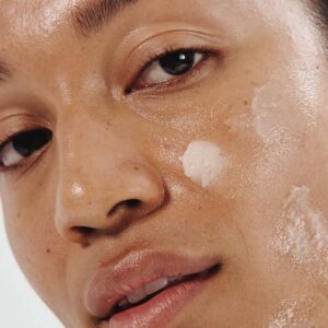 Om Organics Tahiti Lime + Babassu Radiant Cleansing Balm effortlessly removes makeup and impurities.