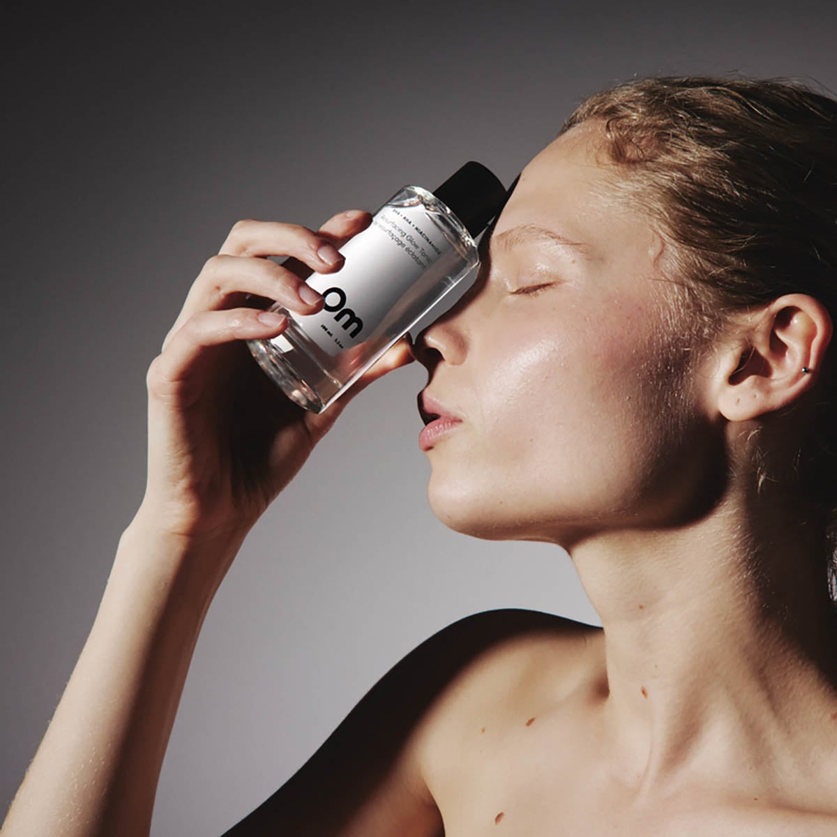 Om Organics BHA + AHA + Niacinamide Resurfacing Glow Tonic is a liquid exfoliating toner that gently dissolves dullness to reveal smoother, brighter skin.