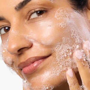 MARA Aura Cleanse Foaming Gel Cleanser is a hydrating and mild gel cleanser suitable for all skin types including dry skin.