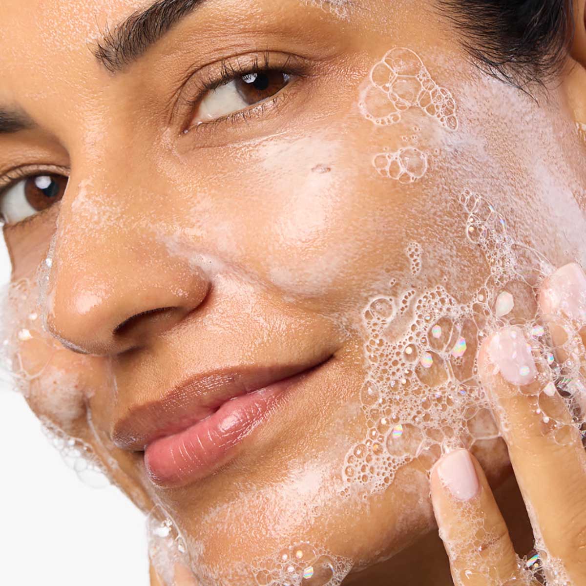 MARA Aura Cleanse Foaming Gel Cleanser is a hydrating and mild gel cleanser suitable for all skin types including dry skin.