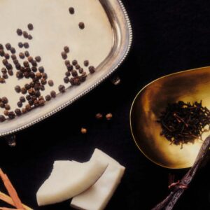SIDIA BRALESS Body Serum is warm and undone, with vanilla cream, coconut, and soft woods that wear close and intimate.