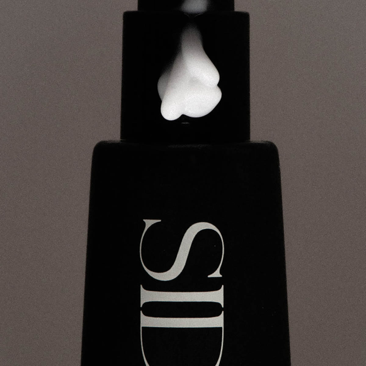 SIDIA The Hand Serum Wired is a silky, lightweight hand serum to soothe, smooth and revitalize with an elevated citrus, tea leaves and eucalyptus scent.