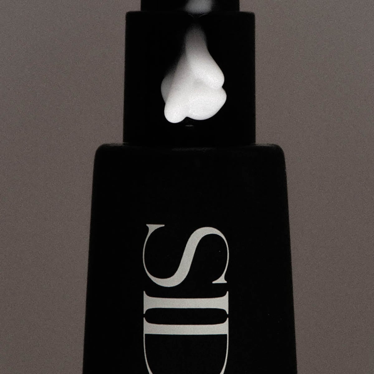 SIDIA The Hand Serum Braless is a silky, lightweight hand serum to soothe, smooth and revitalize with a woodsy, leather and creamy vanilla scent.