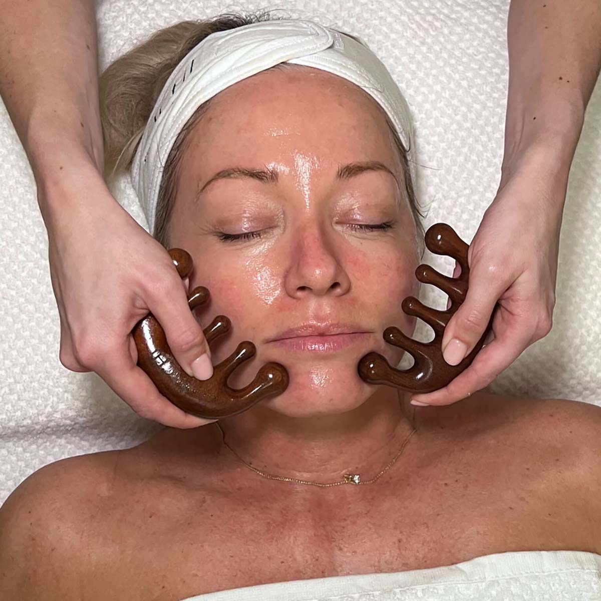 Sachi Skin Marma Facial Comb is designed to stimulate key Marma points, release facial tension and help support lymphatic drainage.